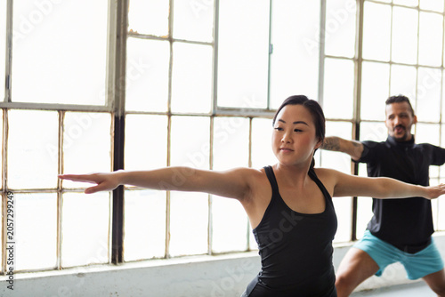 Foto Focused yoga practice in studio.