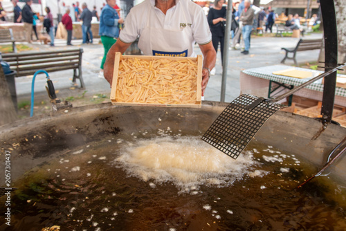 Foto potatoes typical products of the Apennines, tasty and crumbly for frying or boil
