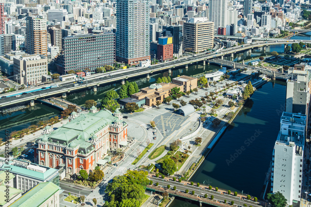 Fototapeta premium 上空から見下ろす中之島の歴史的建造物と水都の絶景