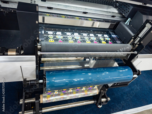 Foto Modern UV DTF Printer and Laminator Machine Producing Colorful Custom Stickers