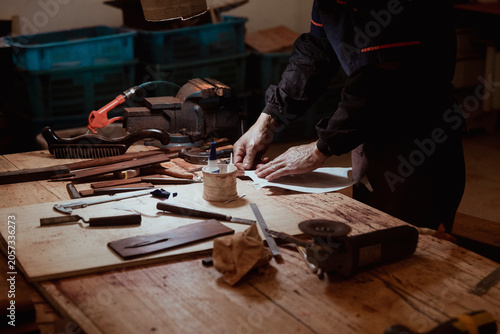 Schilderij op canvas Chinese Redwood Furniture Making Scene