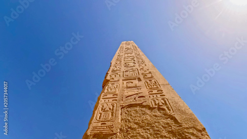 Foto Ancient Egyptian monuments with hieroglyphs