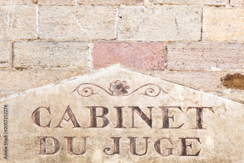 Tableau sur toile Inscription cabinet du juge sur un mur