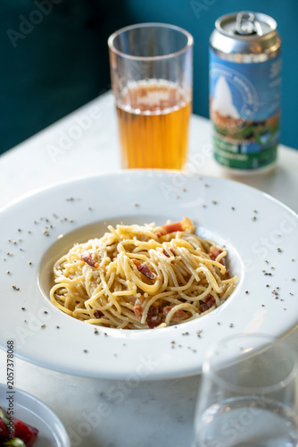 Canvastavla Enjoying Delicious Spaghetti Paired With Refreshing Beer in a Cozy Setting