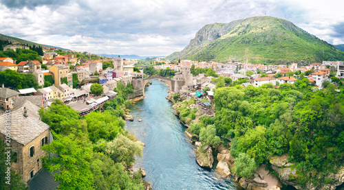 Foto Stari Most Ottoman Bridge over the Neretva River in Mostar, Bosnia and Herzegovi