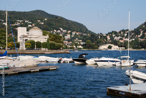 Tableau sur toile La zona a lago del centro cittadino di Como, Lombardia, Italia.