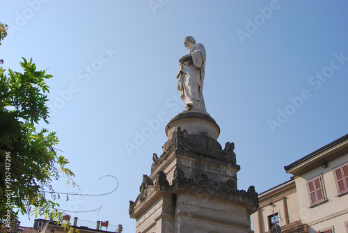 La statua di Alessandro Volta in Piazza Volta a Como, Lombardia, Italia.