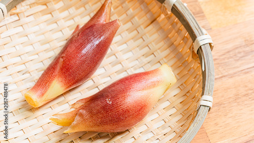 Foto みょうがを竹ざるにのせた夏の薬味素材