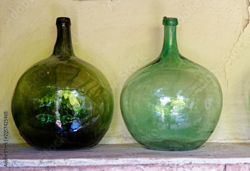 Schilderij op canvas Vintage green glass demijohn - Majorca - Spain