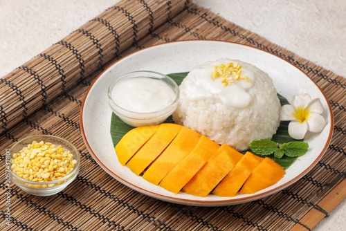 Obraz na płótnie Mango sticky rice is a Thai dessert made from sticky rice, mango and coconut milk