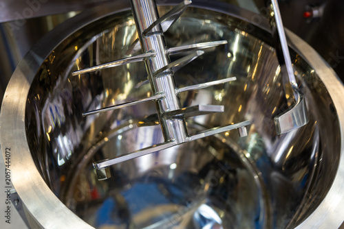 Quadro su tela Stainless steel industrial mixing tank with a mechanical agitator shaft