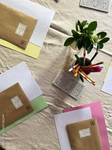 Table préparée pour un atelier d’écriture – créativité, inspiration et moment littéraire