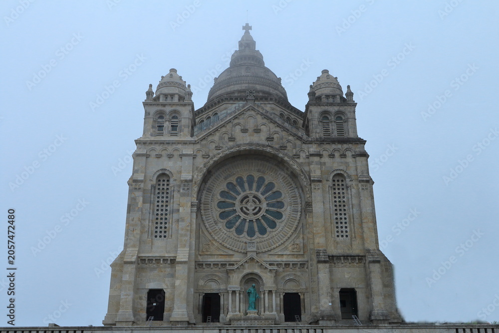 Fototapeta premium A large building with a clock