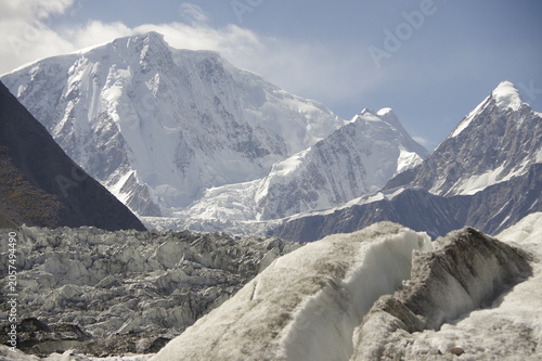 Foto Passu Glacier ice seracs and snow covered Karakoram mountain peaks in Hunza Vall