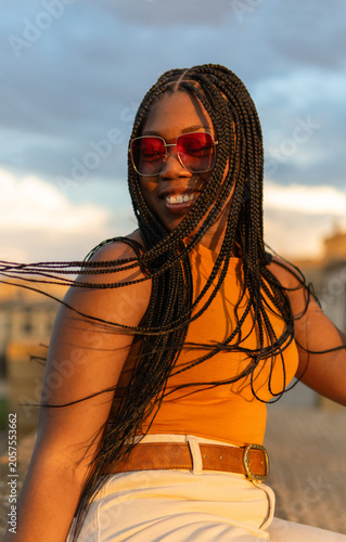 Φωτογραφία Woman smiling enjoying a blissful sunset moment outdoors