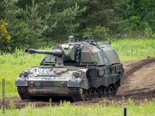 Quadro su tela German Panzerhaubitze 2000 Self-Propelled Howitzer in Action