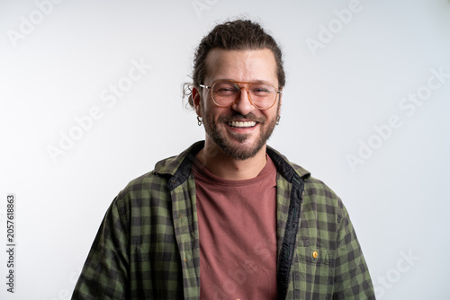 Φωτογραφία Happy smiling handsome man looking to camera over grey background