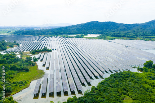 Foto Aerial view of solar panel array on water surface for new energy power generatio