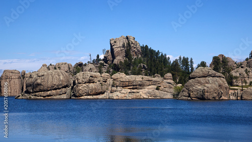 Fotografija Sylvan Lake South Dakota granite formations and blue water under a clear sky