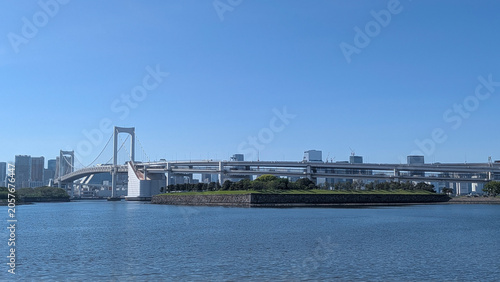Foto Scenic view of Tokyo Bay with Rainbow Bridge and historical Daiba park under a c