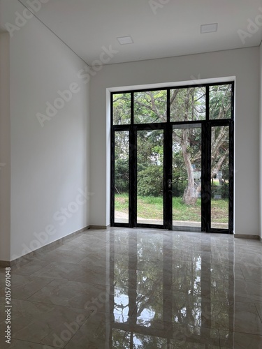 Lobby con puerta de vidrios grandes