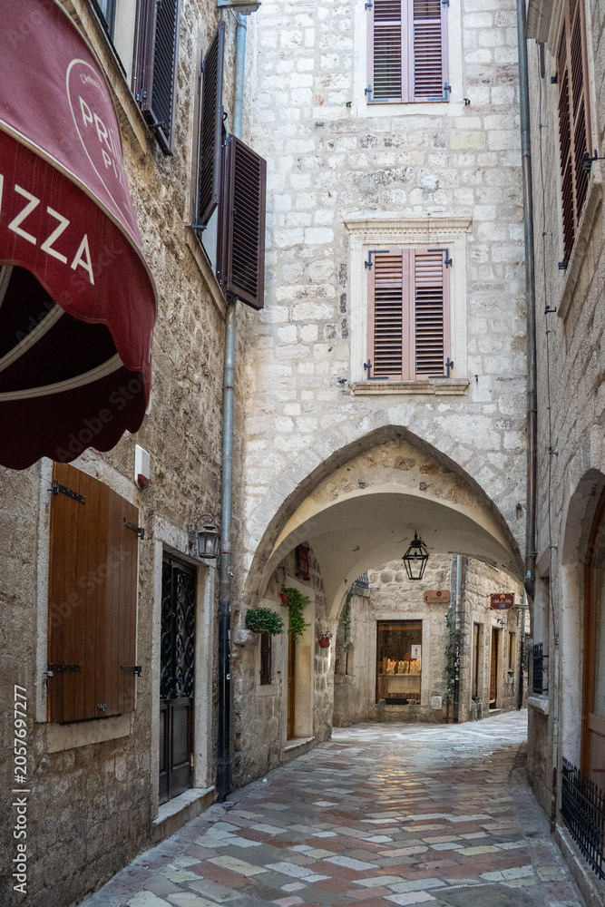 Fototapeta premium Arch over an alley in the Old Town, Kotor, Montenegro