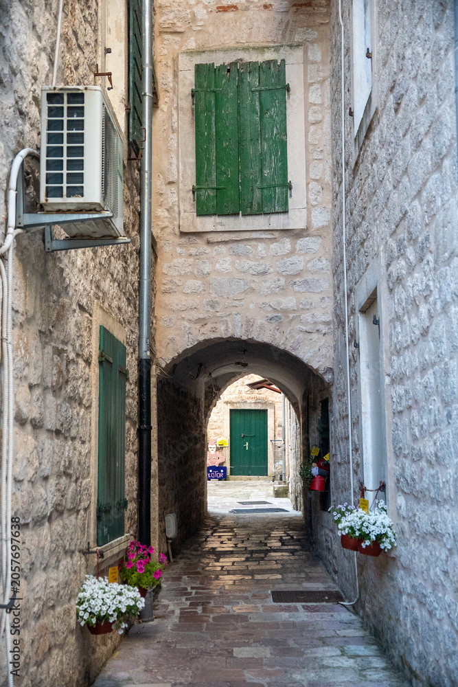Fototapeta premium Arch over an alley in the Old Town, Kotor, Montenegro