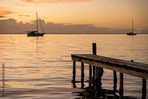 voilier et ponton au coucher du soleil, Isla Colon, Bocas del Toro, Panama