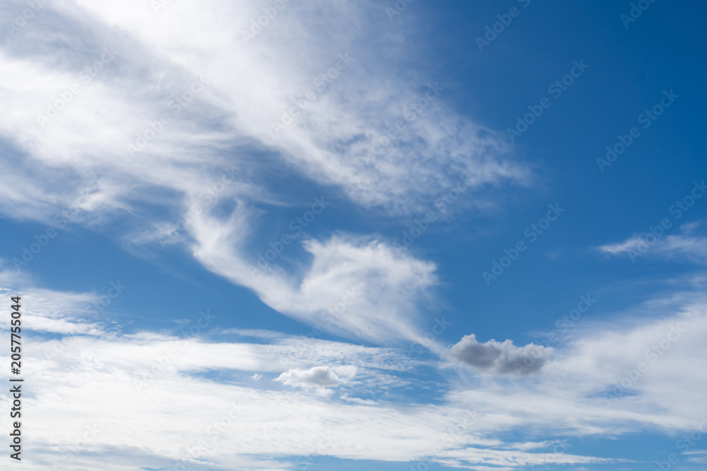 Fototapeta premium Sky view. Beautiful sunny sky. Background with clouds on blue sky. Clouds on blue sky, ideal for weather, nature, and background concepts.