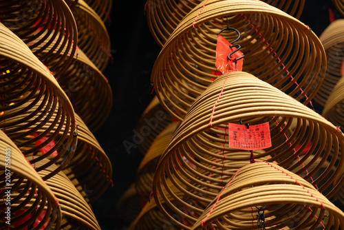 Cuadro en lienzo Large hanging incense coils with red prayer tags at a temple in Causeway Bay, Ho