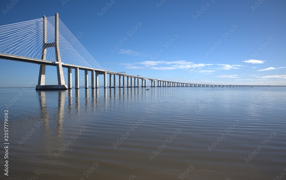 Obraz premium bridge over the river in lisbon, portugal