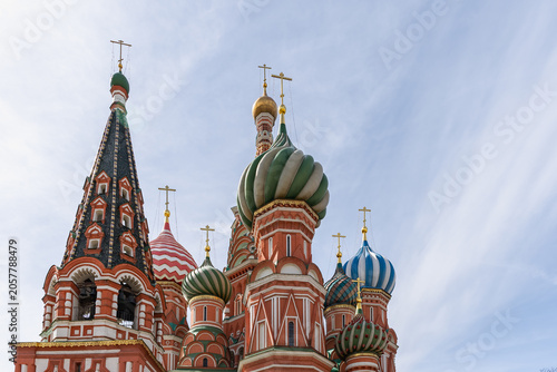 Fotografie The painted domes of St. Basil's Cathedral against a blue sky.