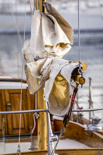 Canvas Print Gros plan sur la voile et le mât d'un voilier amarré dans le Vieux-Port de Marse