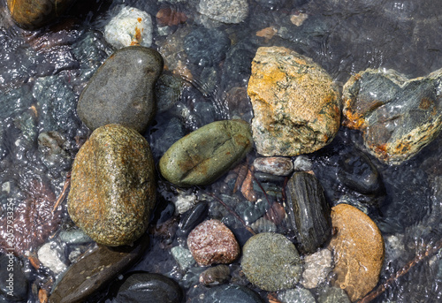 the structure of the rocky bottom of the coastal strip with water during the spring snowmelt, and the variety of rock types