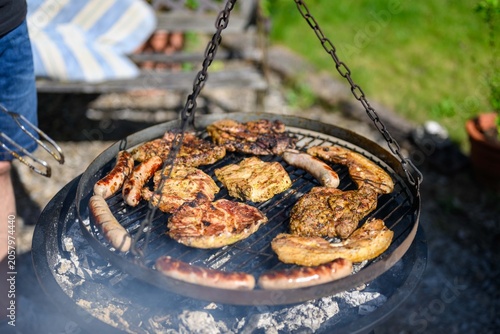 Grillgut auf Holzkohlegrill