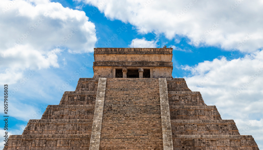 Naklejka premium Top of the Kukulkan Pyramid, Chichen Itza, Yucatan, Mexico.