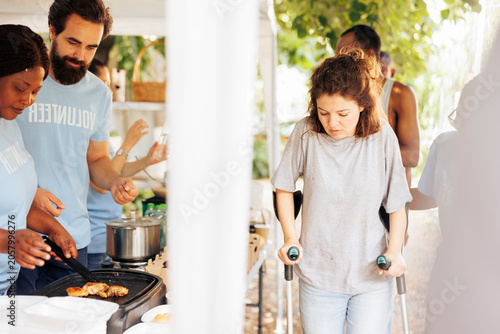 Quadro su tela African american and caucasian volunteers aid the disadvantaged by handing out free food