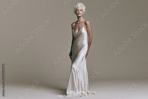 Black and white portrait of a mature woman with silver hair and a thoughtful expression, highlighting authenticity, confidence and natural aging.