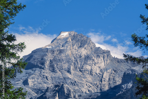 Tableau sur toile Dramatic limestone peaks rising above Oeschinen Lake in the Bernese Alps, Switze