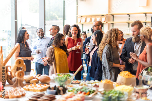 Canvas-taulu Lively social gathering with food
