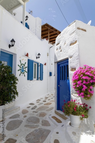 Fotografi white house in oia santorini greece