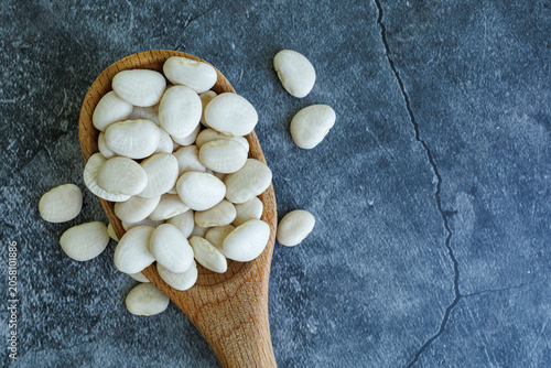Foto Lima beans on wooden spoon.