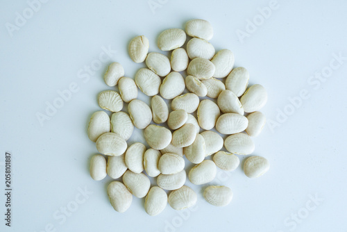 Cuadro en lienzo Lima beans isolated on white.