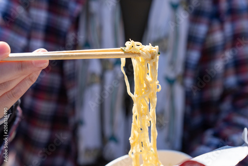 фотографія 山で食べる美味しいカップラーメン
