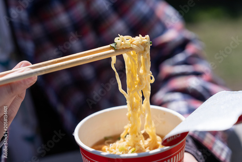 Fotografie 山で食べる美味しいカップラーメン
