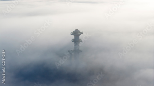 Φωτογραφία Quiet plateau scenery of viewing tower on hilltop amid sea of fog during sunrise