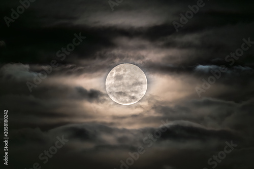 Fotografia Waning Gibbous Moon Rising Amonst The Clouds