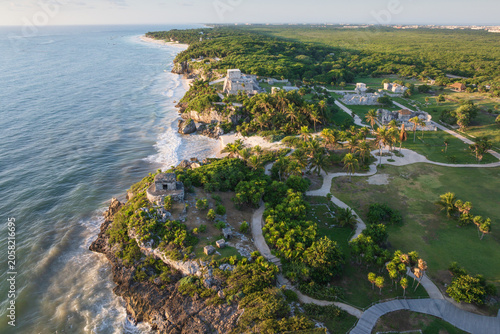 Tableau sur toile Aerial view of the natural scenery along the coast of the Mayan ruins in Tulum,