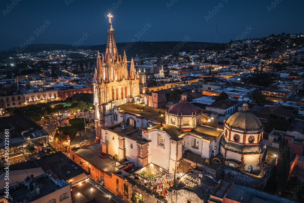Obraz premium Aerial view of the San Miguel Cathedral in Mexico at night.