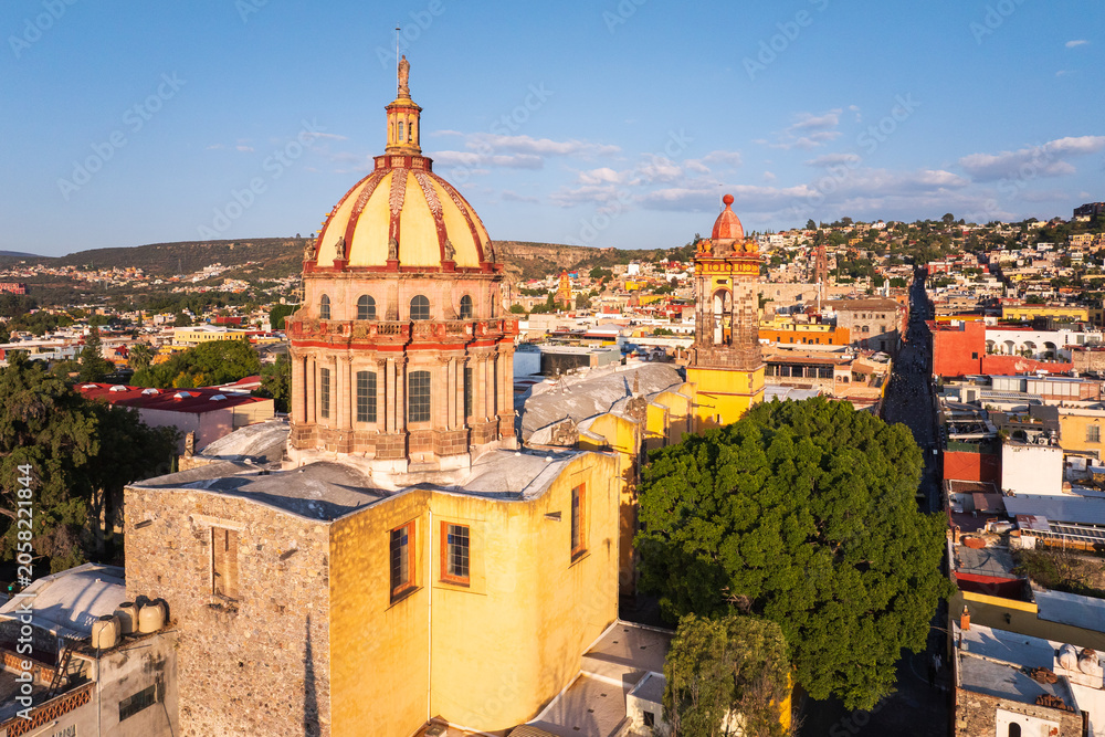 Obraz premium Aerial view of the ancient city architecture of the Basilica of Our Lady of the Immaculate Conception in Mexico City